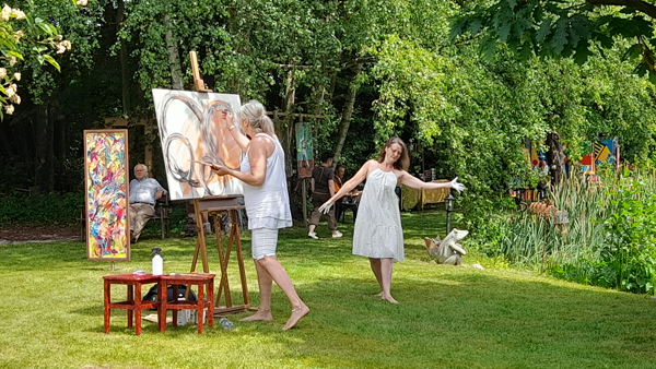 Die Aktionsperformer Malerin Susanne Linke und Tanzpartnerin